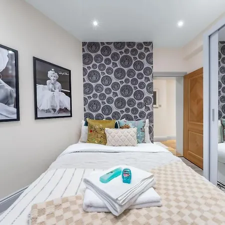 2 Bed / 2 Bath Versace In Knightsbridge Apartman