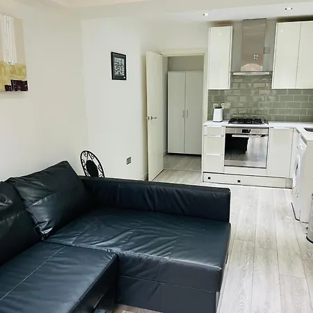 2 Bedroom Flat With Garden * London
