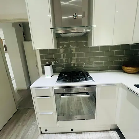 2 Bedroom Flat With Garden *