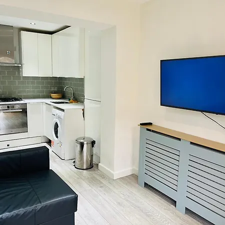 2 Bedroom Flat With Garden