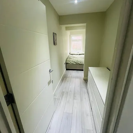 2 Bedroom Flat With Garden * London