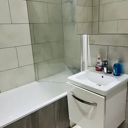 2 Bedroom Flat With Garden Apartment *