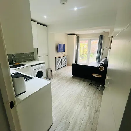 Apartment 2 Bedroom Flat With Garden *