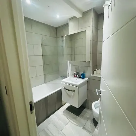 Apartment 2 Bedroom Flat With Garden London