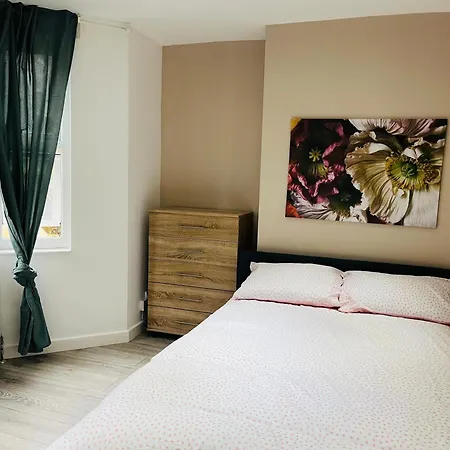 2 Bedroom Flat With Garden London