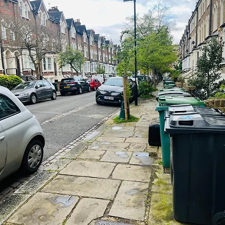 2 Bedroom Flat With Garden * London