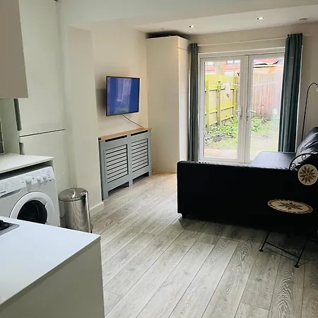 2 Bedroom Flat With Garden * London