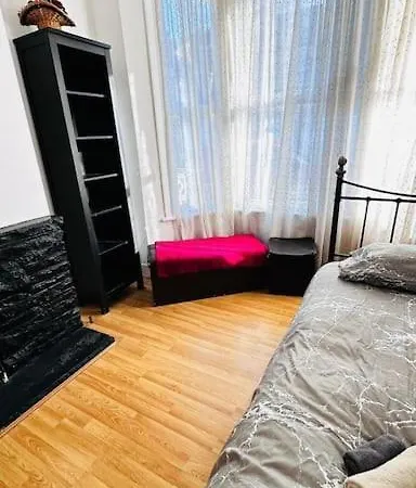 3 Bed House East * Londen