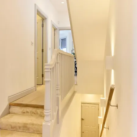 The Leghorn Quarters - Modern 3bdr With Balcony Apartment London