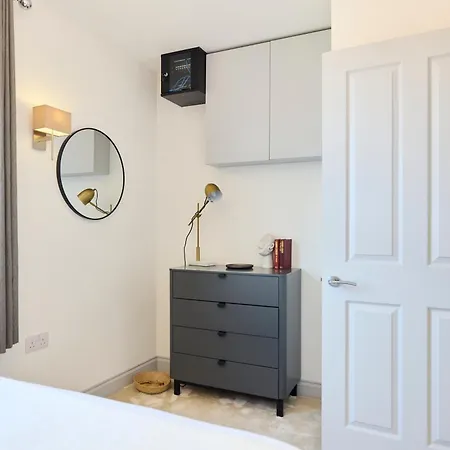The Leghorn Quarters - Modern 3bdr With Balcony * London