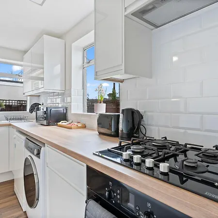 Apartment Heart Of Acton - Perfect For Large Groups *