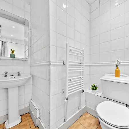 Kensington Station Proximity 2-bedroom Apartment, Walk To Station In 2 Minutes Apartment *