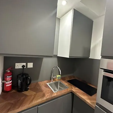 Small Flat Zone 1 * London