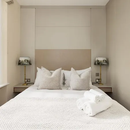 Light-filled Chelsea Duplex