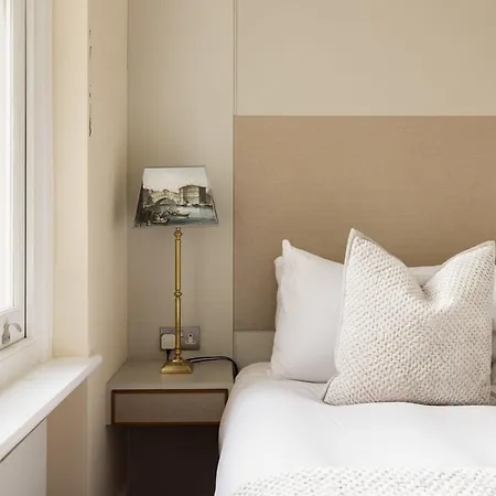 Apartment Light-filled Chelsea Duplex London