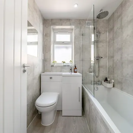 Entire 3 Bedroom House In - Canning Town, Airport, Excel * London