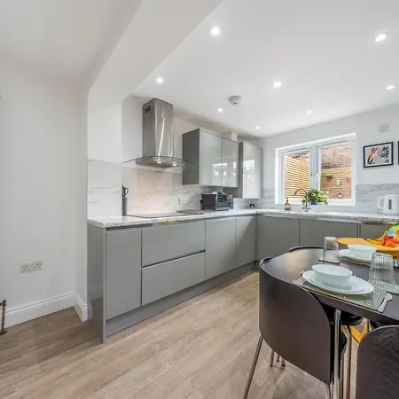 Entire 3 Bedroom House In - Canning Town, Airport, Excel Apartment *