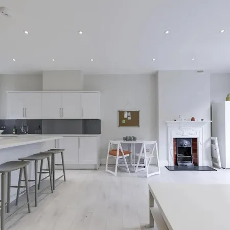 Modern 3 Bed In Hampstead *