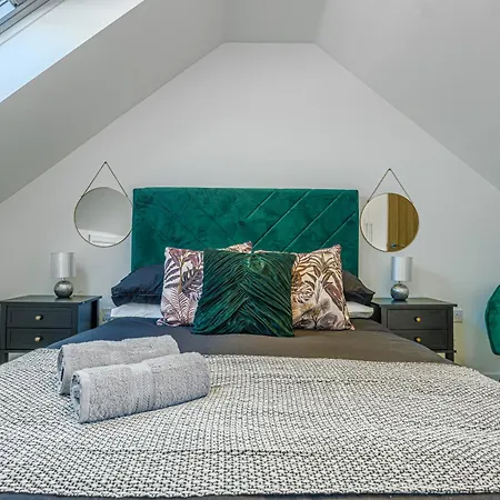 Stylish & Central Homes In * Bromley