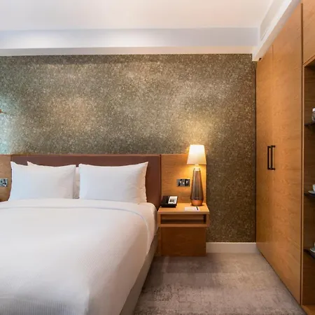 Lincoln Plaza London, Curio Collection By Hilton London