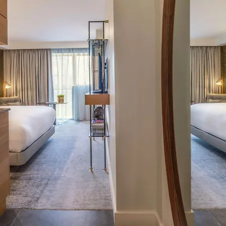 Lincoln Plaza London, Curio Collection By Hilton London