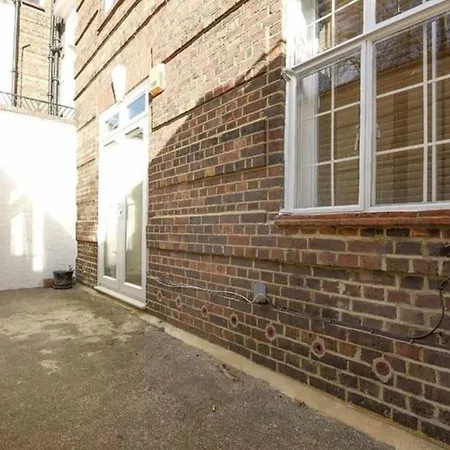 2 Bedroom Just Off Kings Road
