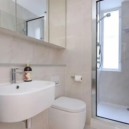 2 Bedroom Just Off Kings Road London