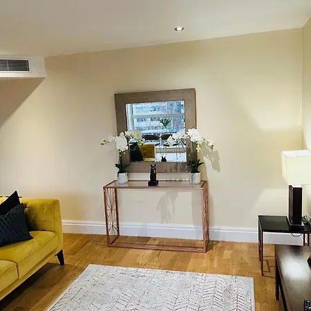 Thames View Apartment, Imperial Wharf London