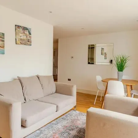 Apartment Brand New Flat In With Car Park *