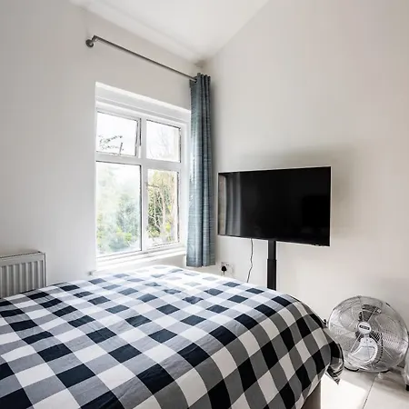 Holiday home 4 Bedroom House With Garden, Parking & 3 Mins Walking Distance From Train Station *
