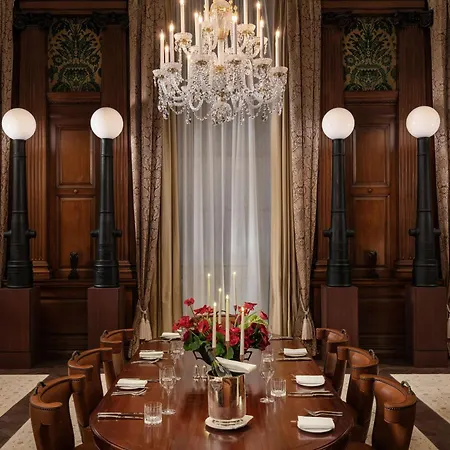 Raffles At The Owo Londra