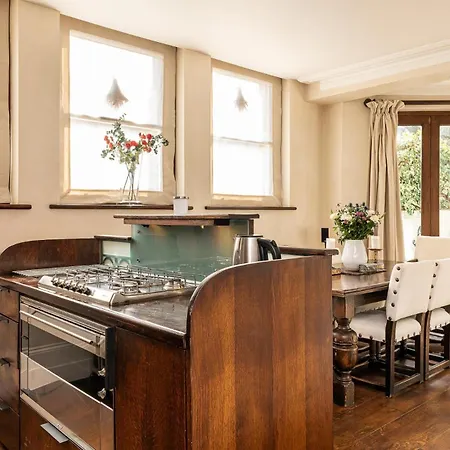 A Chelsea Retreat - 2 Bedroom With Garden And Parking
