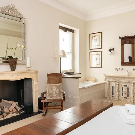 Apartment A Chelsea Retreat - 2 Bedroom With Garden And Parking