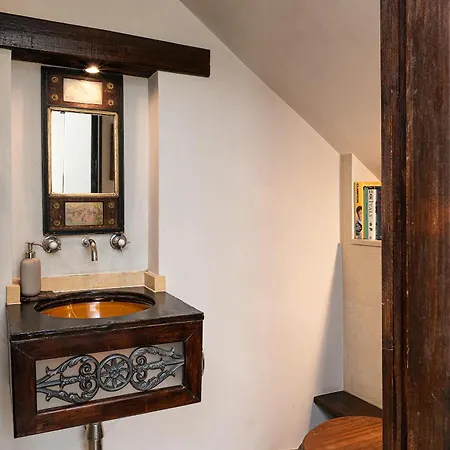 Apartment A Chelsea Retreat - 2 Bedroom With Garden And Parking