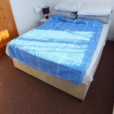Many Worlds Meet: Spacious Family Near Wimbledon & London