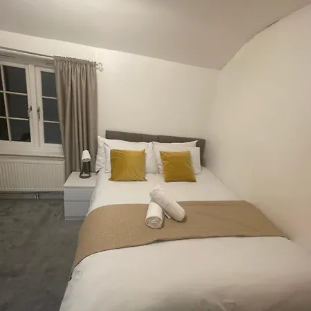 Tooting - Cosy 2 Bedroom House With Garden, 5 Mins Walk To Tube Station