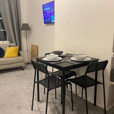 Holiday home Tooting - Cosy 2 Bedroom House With Garden, 5 Mins Walk To Tube Station London