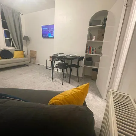 Holiday home Tooting - Cosy 2 Bedroom House With Garden, 5 Mins Walk To Tube Station London