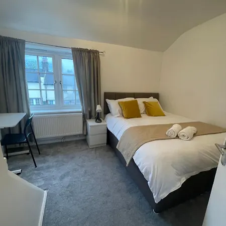 Tooting - Cosy 2 Bedroom House With Garden, 5 Mins Walk To Tube Station