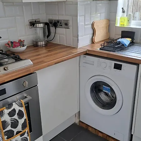 Tooting - Cosy 2 Bedroom House With Garden, 5 Mins Walk To Tube Station