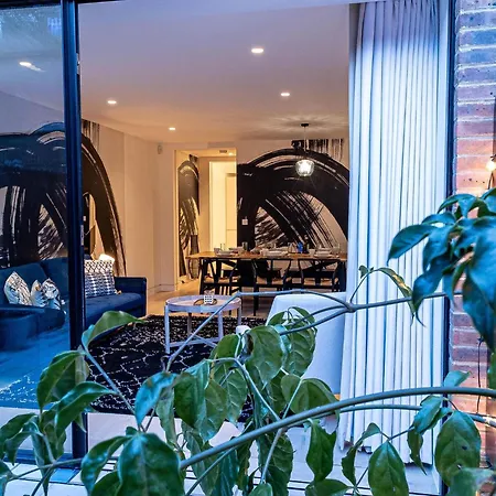 The Arches Luxurious Three Bedroom Close To Hampstead Heath With Garden Balcony And Courtyard