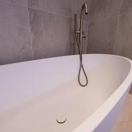 The Arches Luxurious Three Bedroom Close To Hampstead Heath With Garden Balcony And Courtyard