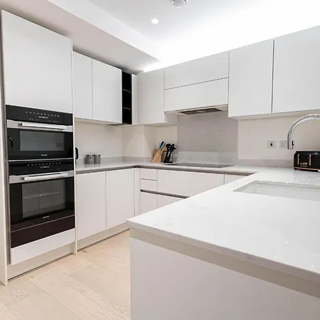 The Arches Luxurious Three Bedroom Close To Hampstead Heath With Garden Balcony And Courtyard London