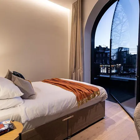 The Arches Luxurious Three Bedroom Close To Hampstead Heath With Garden Balcony And Courtyard