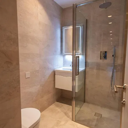 The Arches Luxurious Three Bedroom Close To Hampstead Heath With Garden Balcony And Courtyard