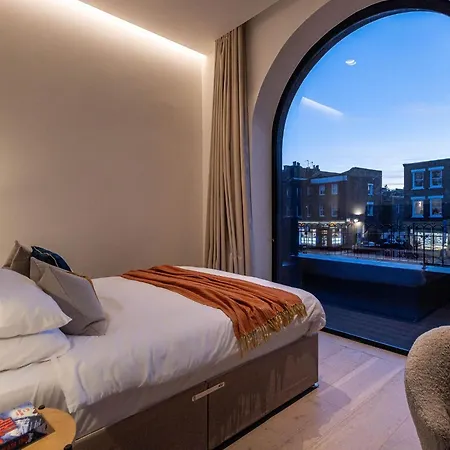 The Arches Luxurious Three Bedroom Close To Hampstead Heath With Garden Balcony And Courtyard