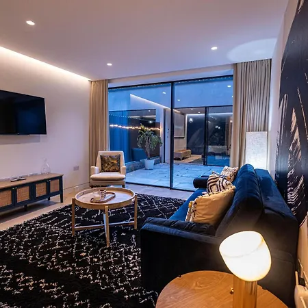 Apartment The Arches Luxurious Three Bedroom Close To Hampstead Heath With Garden Balcony And Courtyard
