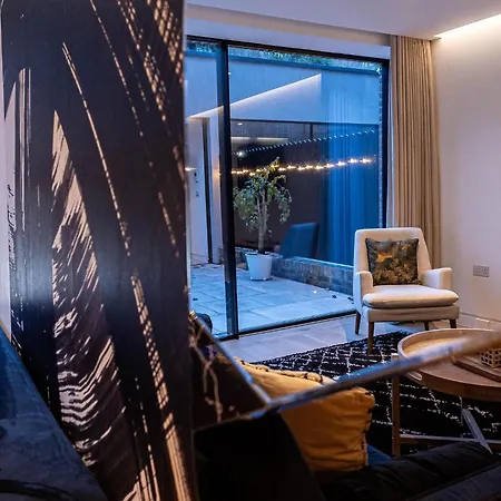 The Arches Luxurious Three Bedroom Close To Hampstead Heath With Garden Balcony And Courtyard
