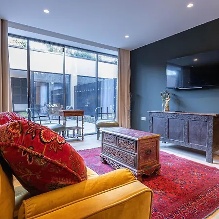 Apartment The Arches Luxurious Three Bedroom Close To Hampstead Heath With Garden Balcony And Courtyard London