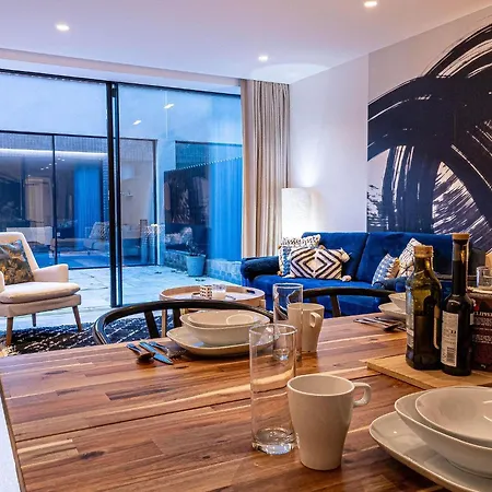 The Arches Luxurious Three Bedroom Close To Hampstead Heath With Garden Balcony And Courtyard